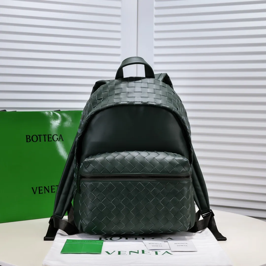 New 👇BV Baodiejia's new woven backpack is a must-have item for travel, and the backpack is definitely the first choice for popularity. As the iconic classic element of the brand, it is well integrated into larger backpacks. It uses woven strips with a width of 1.5 to make the whole more coordinated. Fashion and recognition are well balanced. No logo, low-key and generous. Italian calfskin + canvas lining. High functionality, size: width 32*43cm